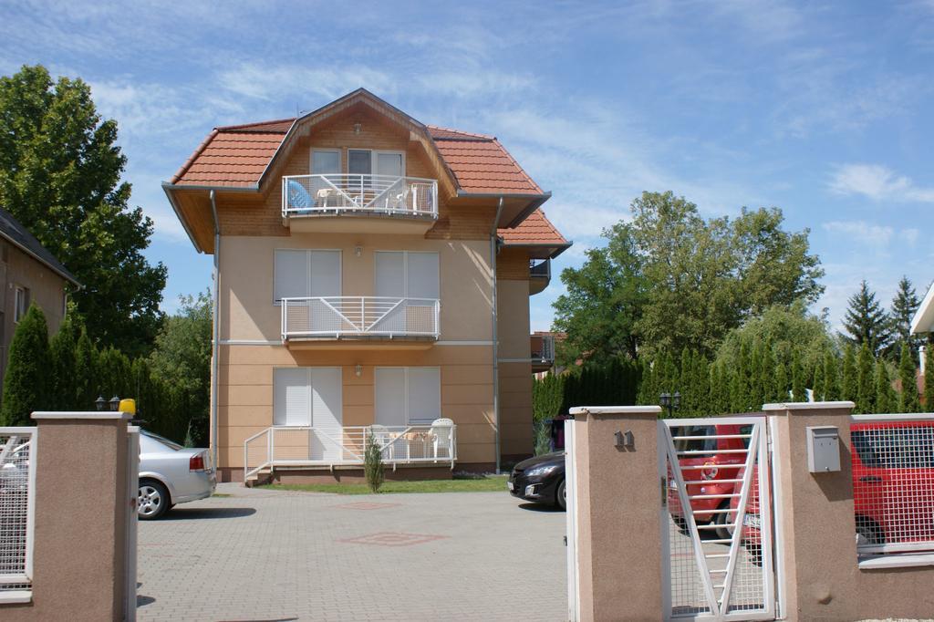 Árnyas Apartmanház Balatonlelle Exterior foto